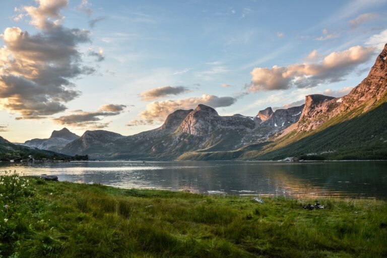Accueil mountain and lake at sunset 135157.jpg