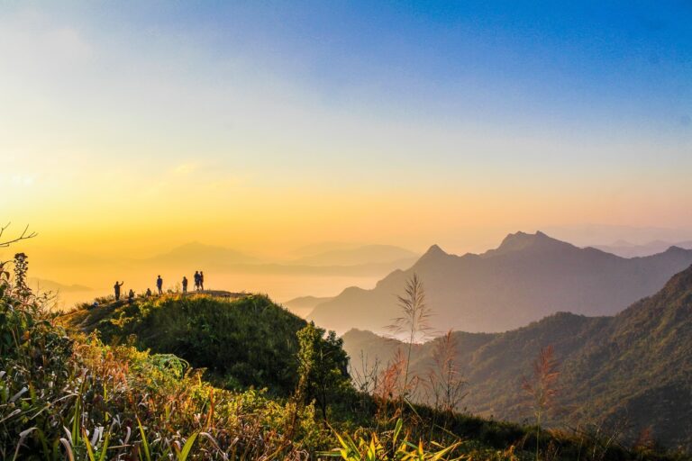 Accueil photo of people standing on top of mountain near grasses 733162.jpg